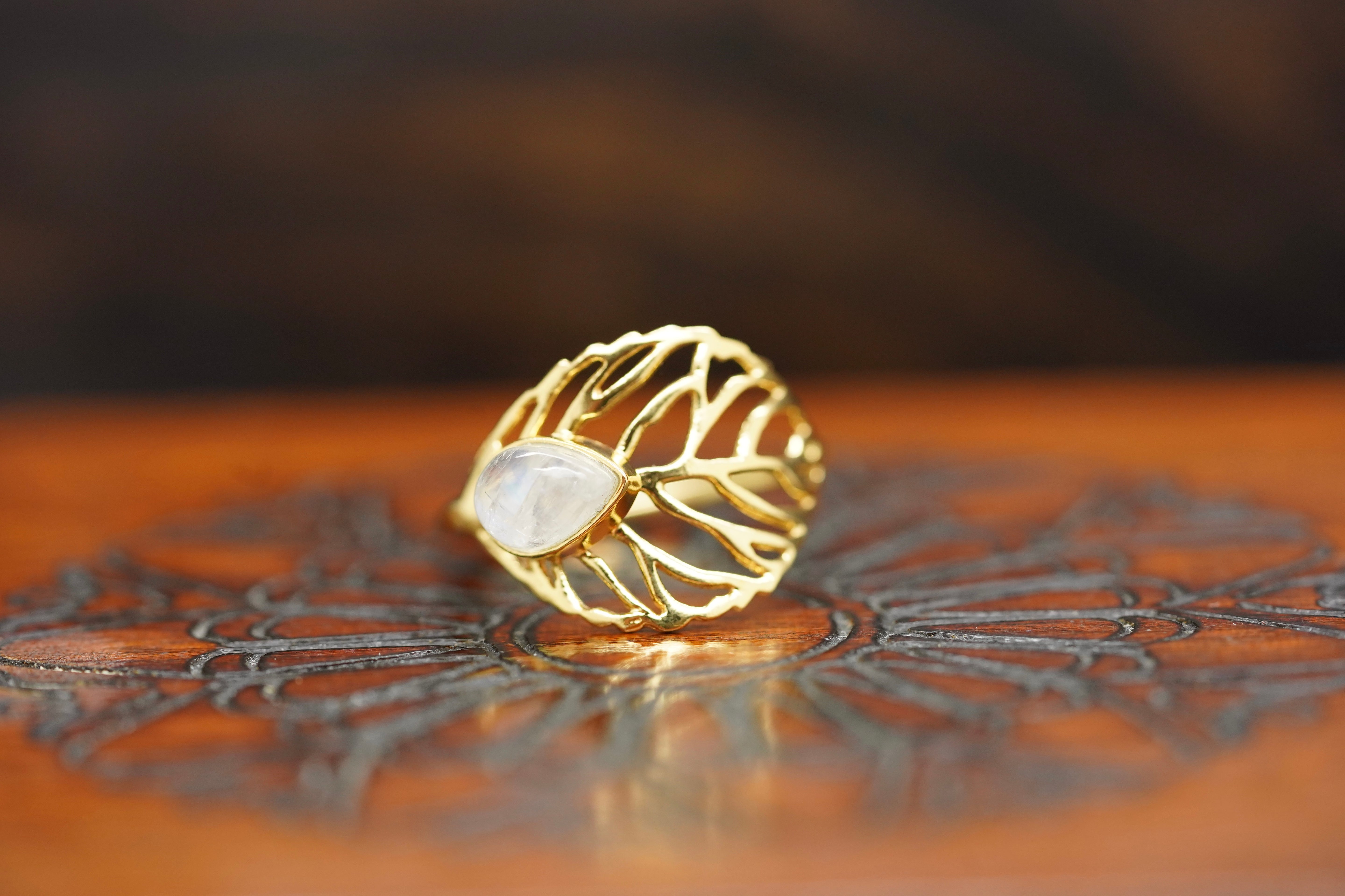mondstein ring, mondstein ring gold, edelstein ring, abey Ring,  ring aus mondstein, Edelstein ring, ring mondstein, ring vergoldet
