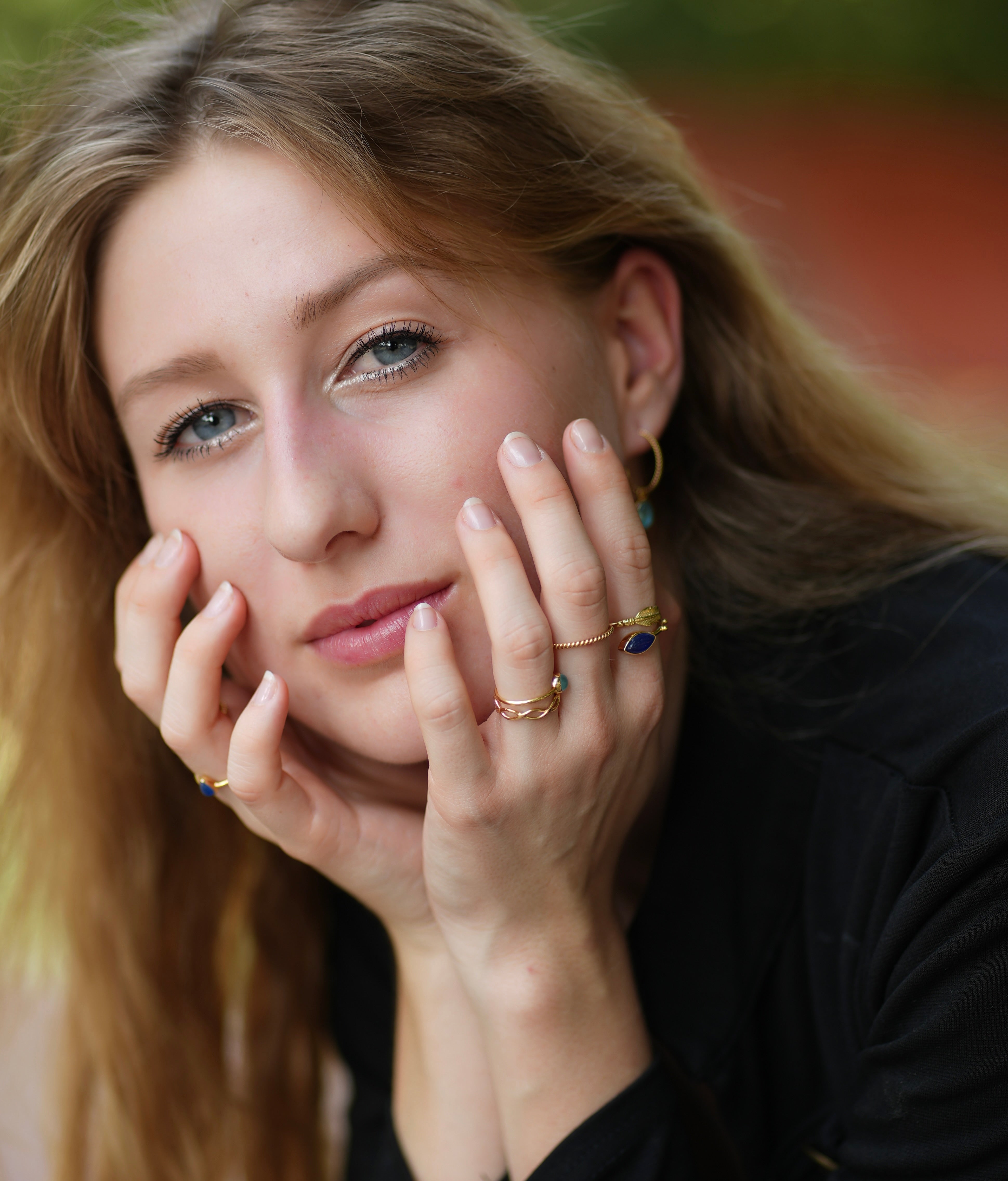 apatit ring, apatit schmuck, achak ring, ring vergoldet, vergoldeter ring, goldener ring schmuck, Edelstein ring, frau mit ringe
