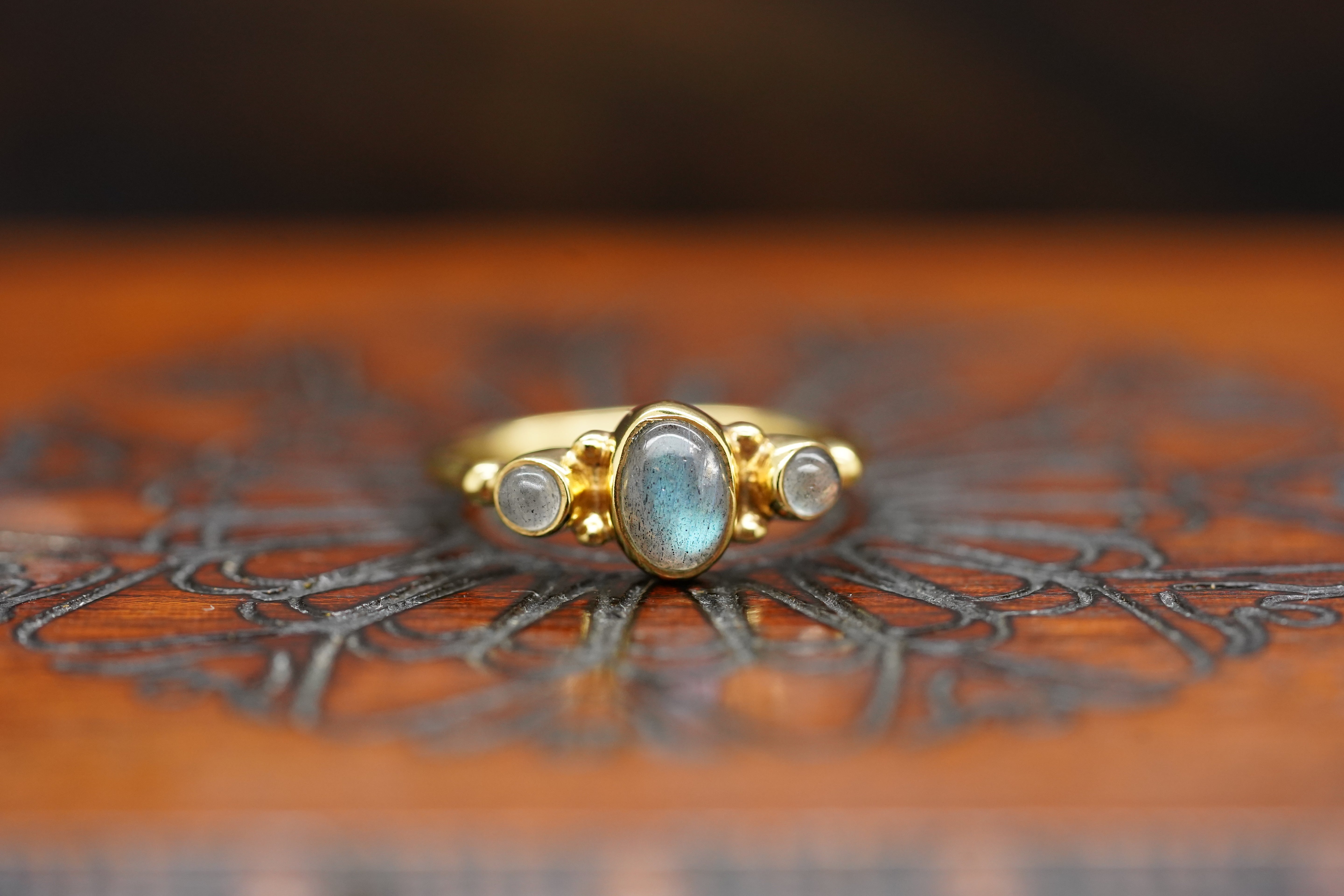 labradorit ring, ring labradorit, labradorit schmuck, ewa ring, ring vergoldet, vergoldeter ring, goldener ring schmuck, Edelstein ring,
