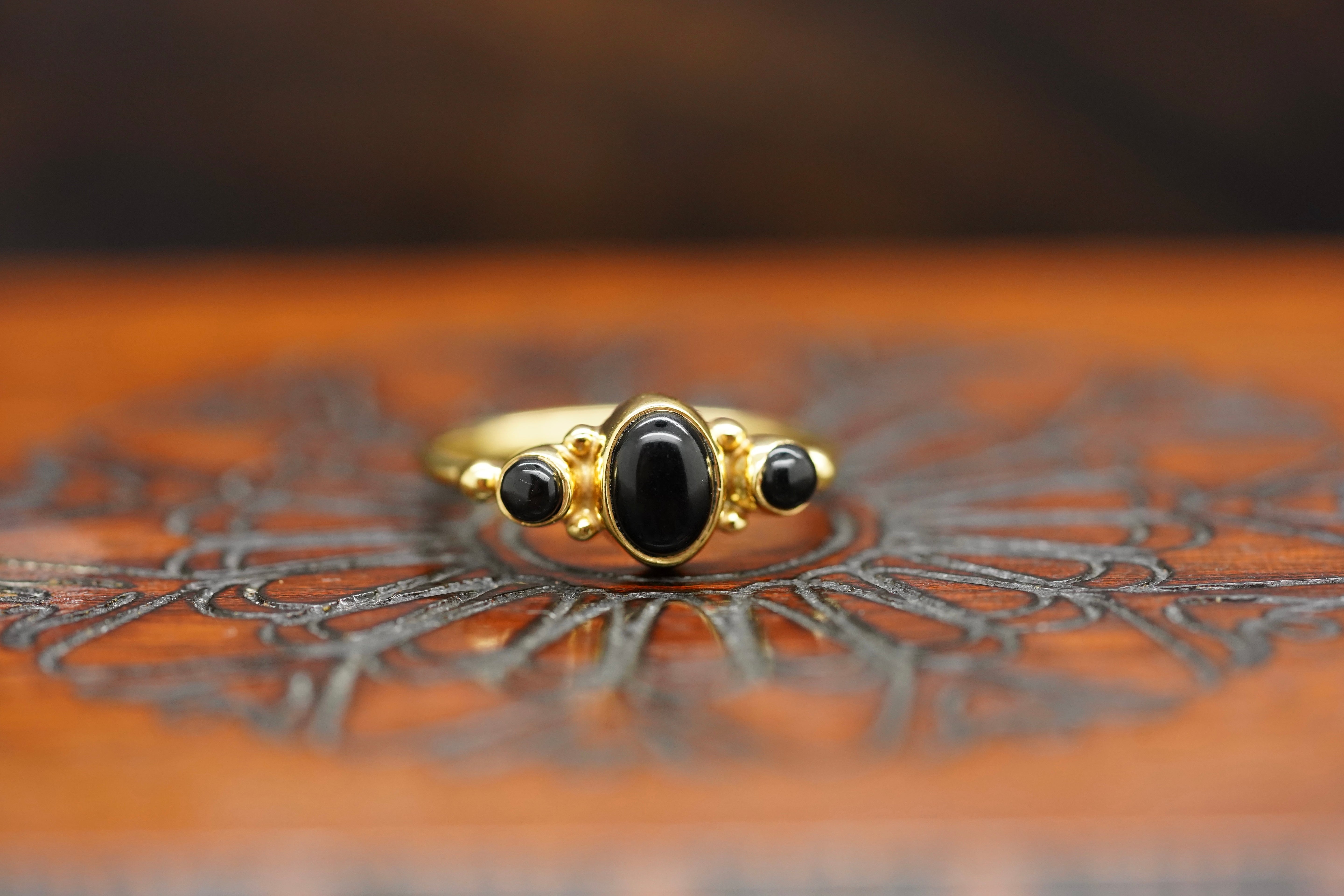 onyx ring, onyx ring damen	, onyx ring black, onyx ring damen antik, schwarzer, onyx ring, onyx ring damen gold, onyx ring gold, ring vergoldet, vergoldeter ring, goldener ring schmuck, Edelstein ring, ewa ring
