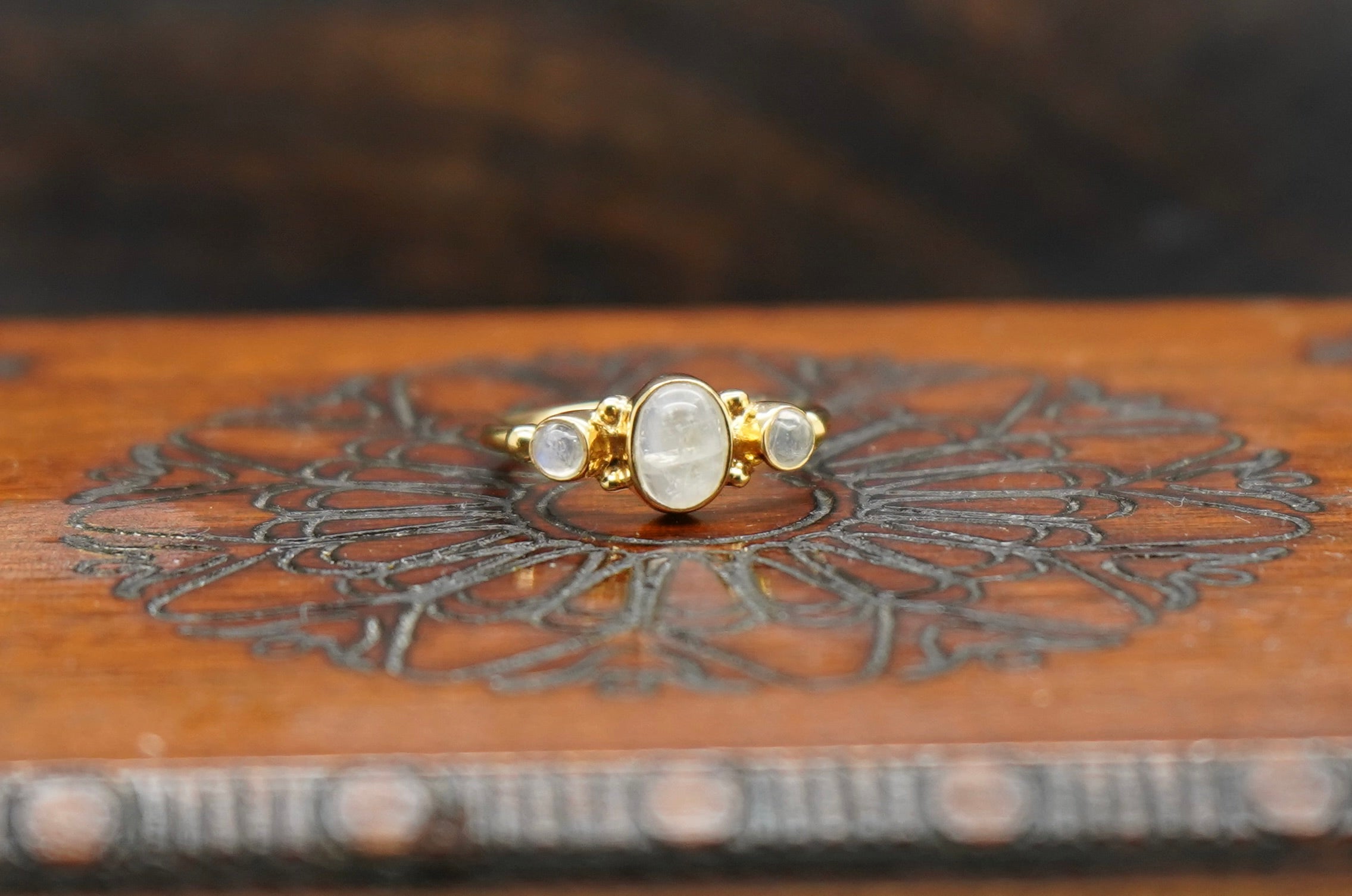 mondstein ring, mondstein ring gold, edelstein ring, ewa Ring, ring aus mondstein, edelstein ring, ring mondstein
