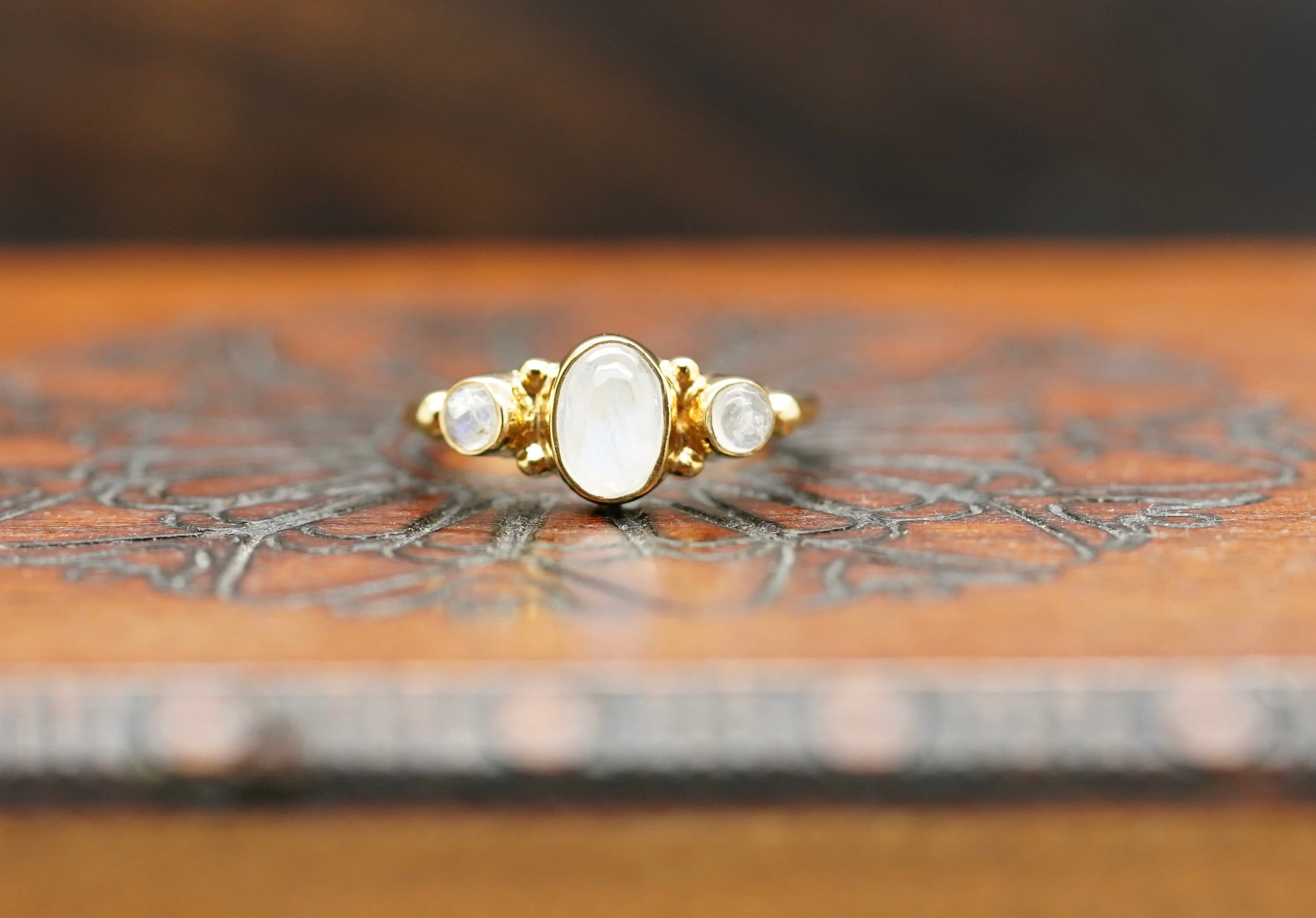 mondstein ring, mondstein ring gold, edelstein ring, ewa Ring, ring aus mondstein, edelstein ring, ring mondstein, ring vergoldet, vergoldeter ring
