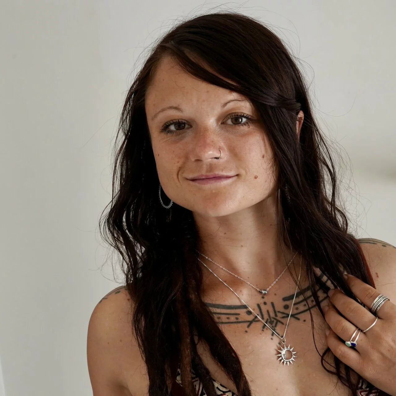 Gloria Zellner - Gründerin Numees mit Silber Schmuck

