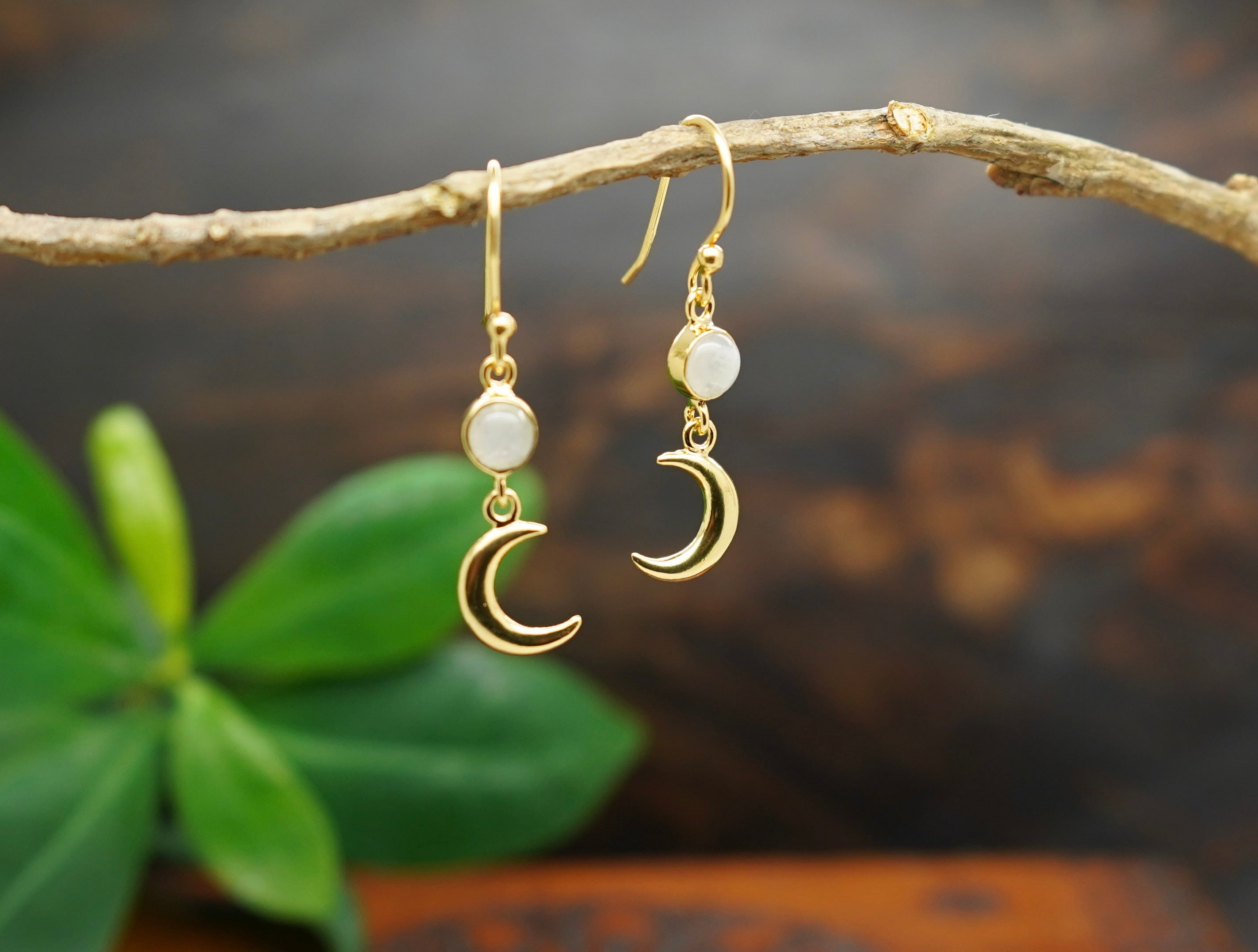 ohrringe mit mondstein, mondstein ohrringe, ohrringe gold mondstein, ohrringe mondstein, edelstein ohrringe, ohrringe edelstein, ohrringe gold mit edelstein, jaci ohrringe, mond ohrringe
