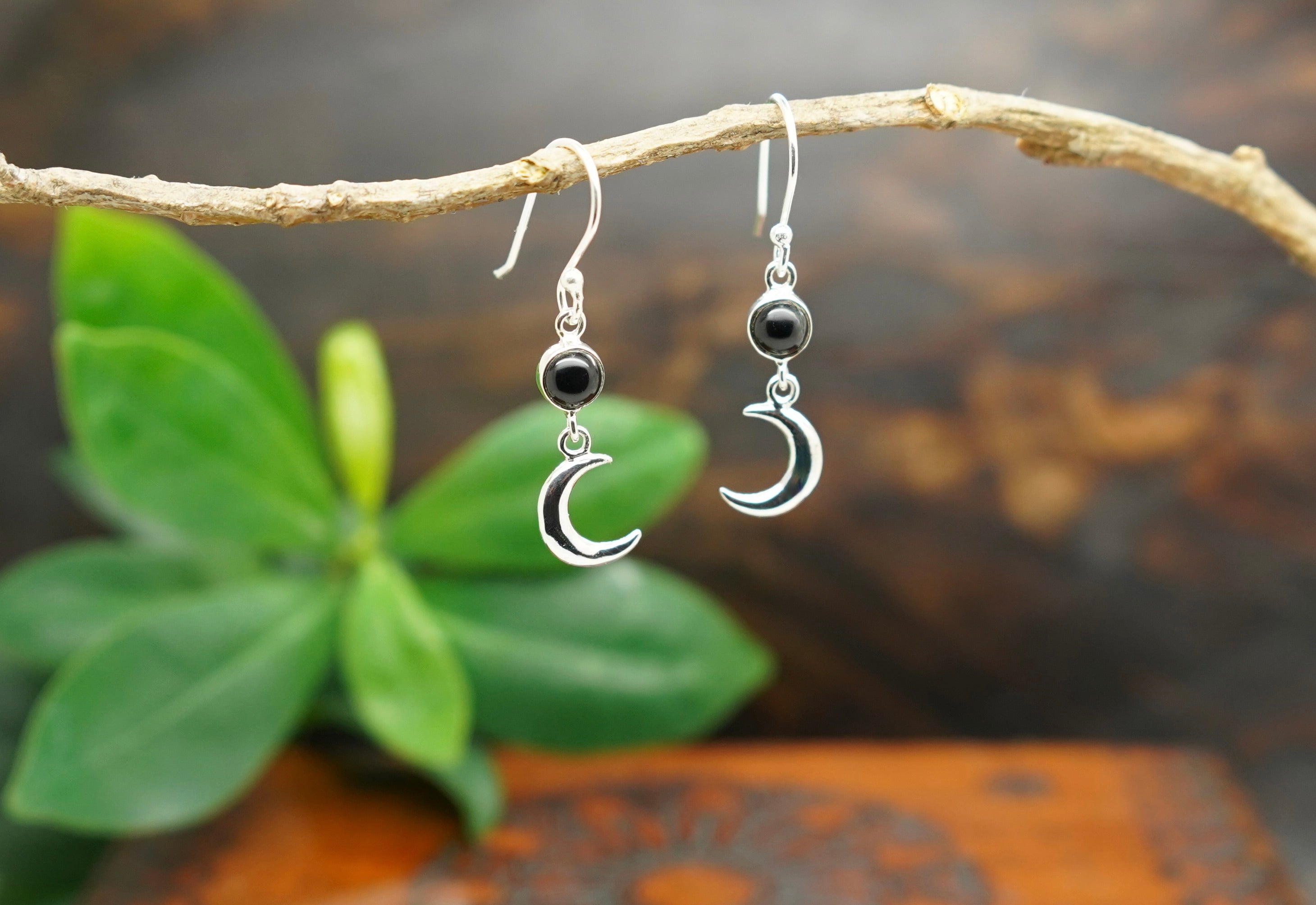 onyx ohrringe, onyx ohrringe hängend, silber ohrringe mit onyx, onyx ohrringe silber, edelstein ohrringe, ohrringe edelstein, jaci ohrringe, ohrringe silber, mond ohrringe