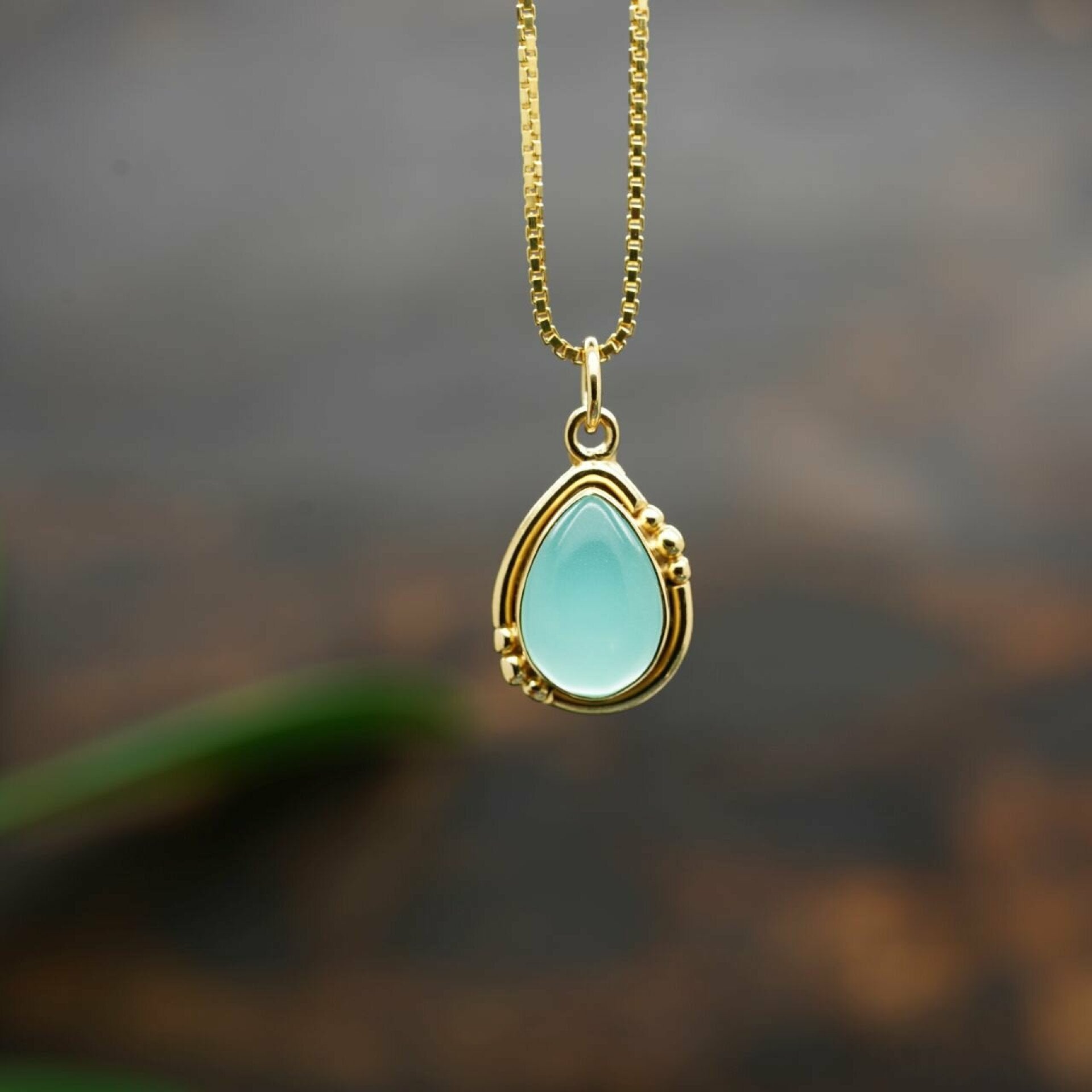 kette chalcedon, chalcedon kette, chalcedon hellblau kette, chalcedon anhänger, chalcedon anhänger gold, edelstein kette, kette mit edelstein, schmuck kette edelstein, kette mit edelstein anhänger, kimi kette