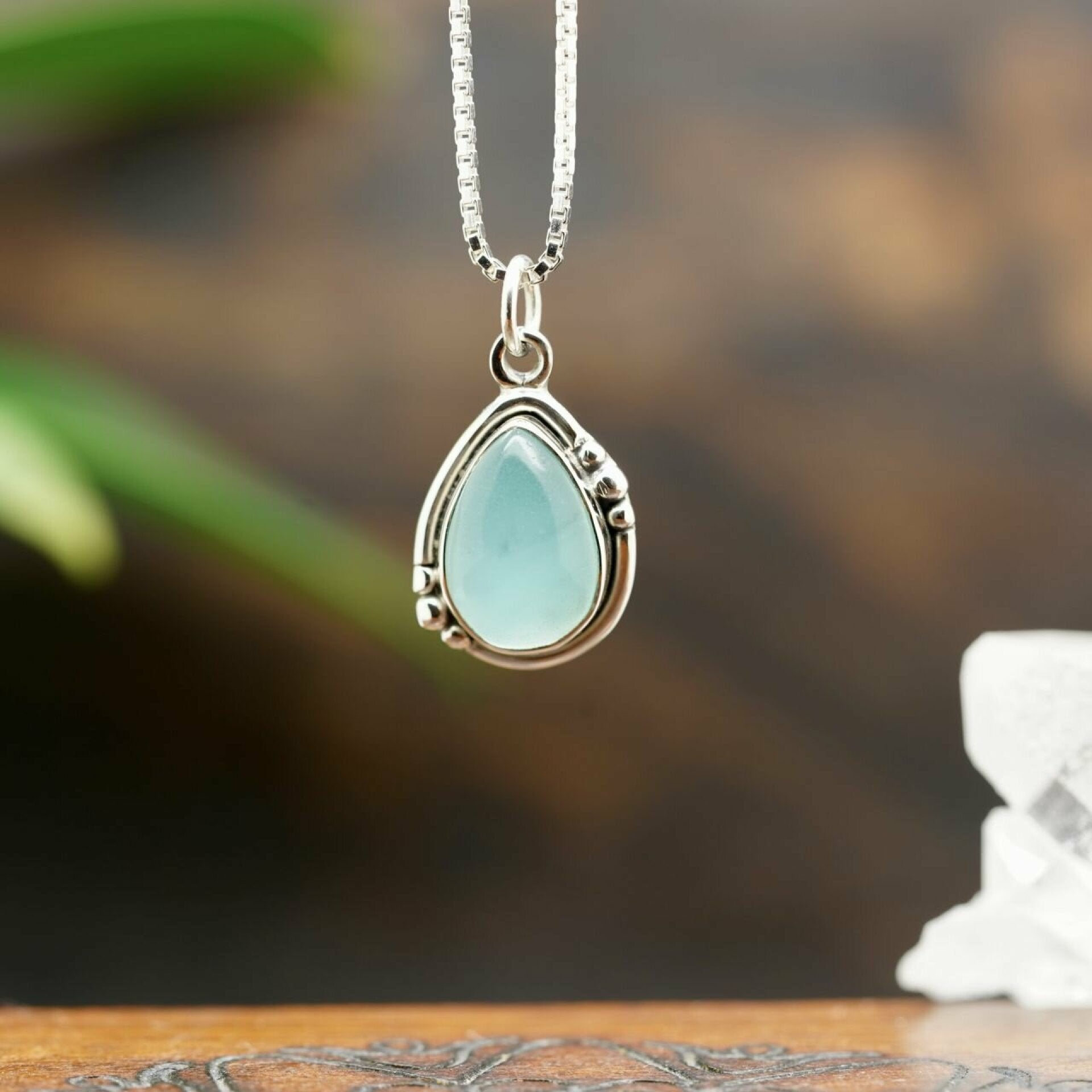 kette chalcedon, chalcedon kette, chalcedon hellblau kette, chalcedon anhänger, chalcedon anhänger silber, edelstein kette, kette mit edelstein, schmuck kette edelstein, kette mit edelstein anhänger, kimi kette