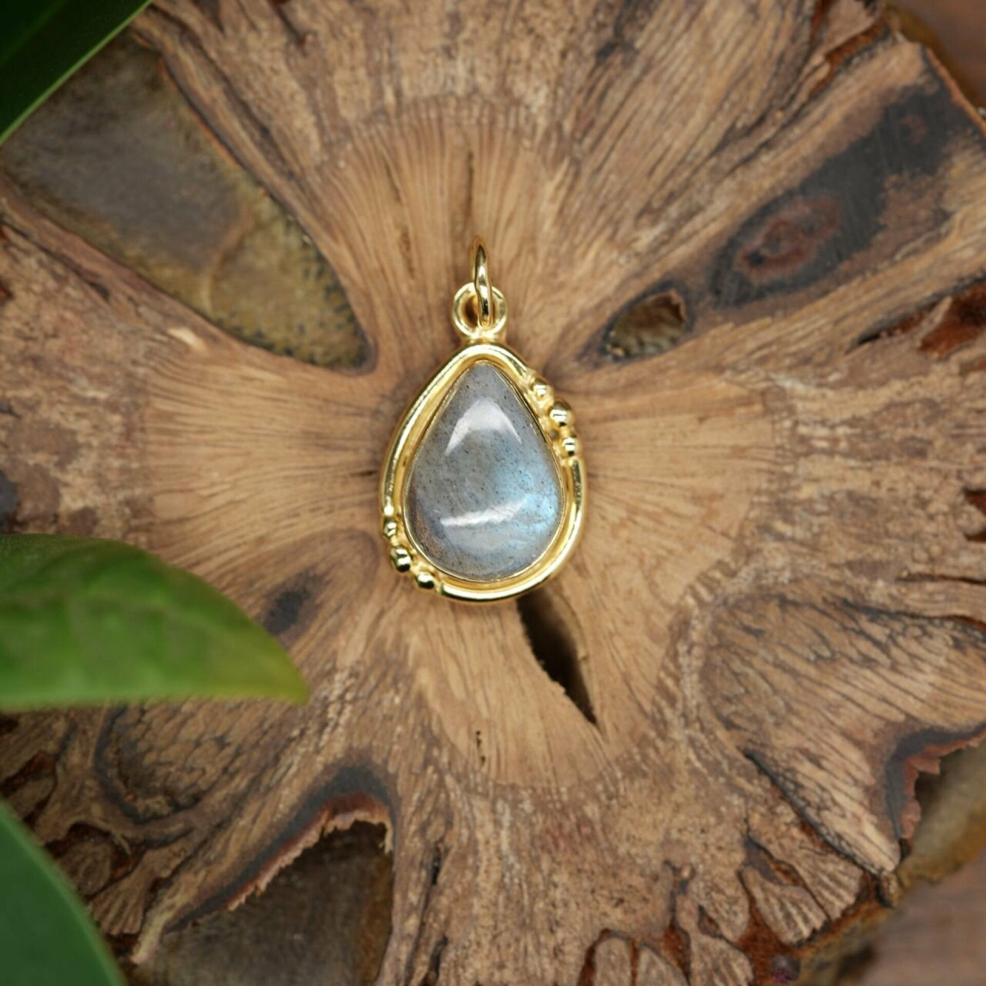 labradorit kette, labradorit anhänger, labradorit anhänger gold, labradorit schmuck, labradorit blau schmuck, kette labradorit, labradorit kette gold, edelstein kette, kette gold, gold kette, kette gold damen
