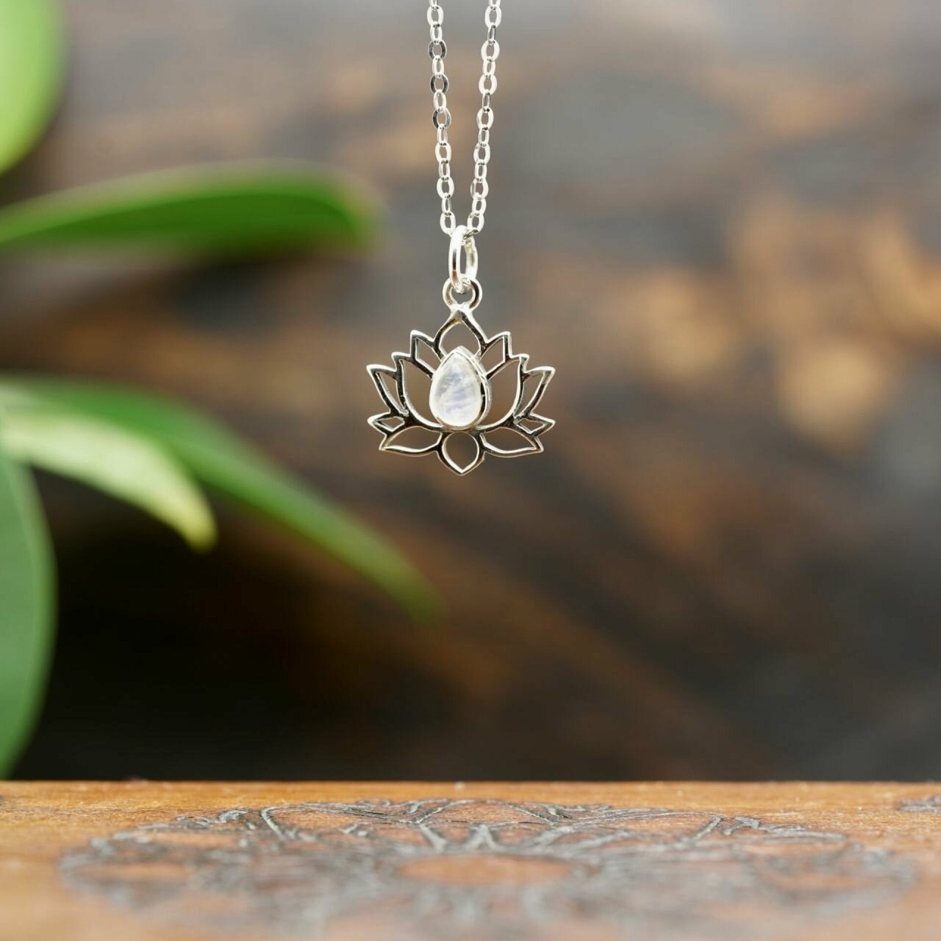 lotus kette, mondstein schmuck, mondstein-schmuck,
mondsteinschmuck, mondstein kette, mondstein anhänger, mondstein kettenanhänger, kette lotus, lotus kette silber 