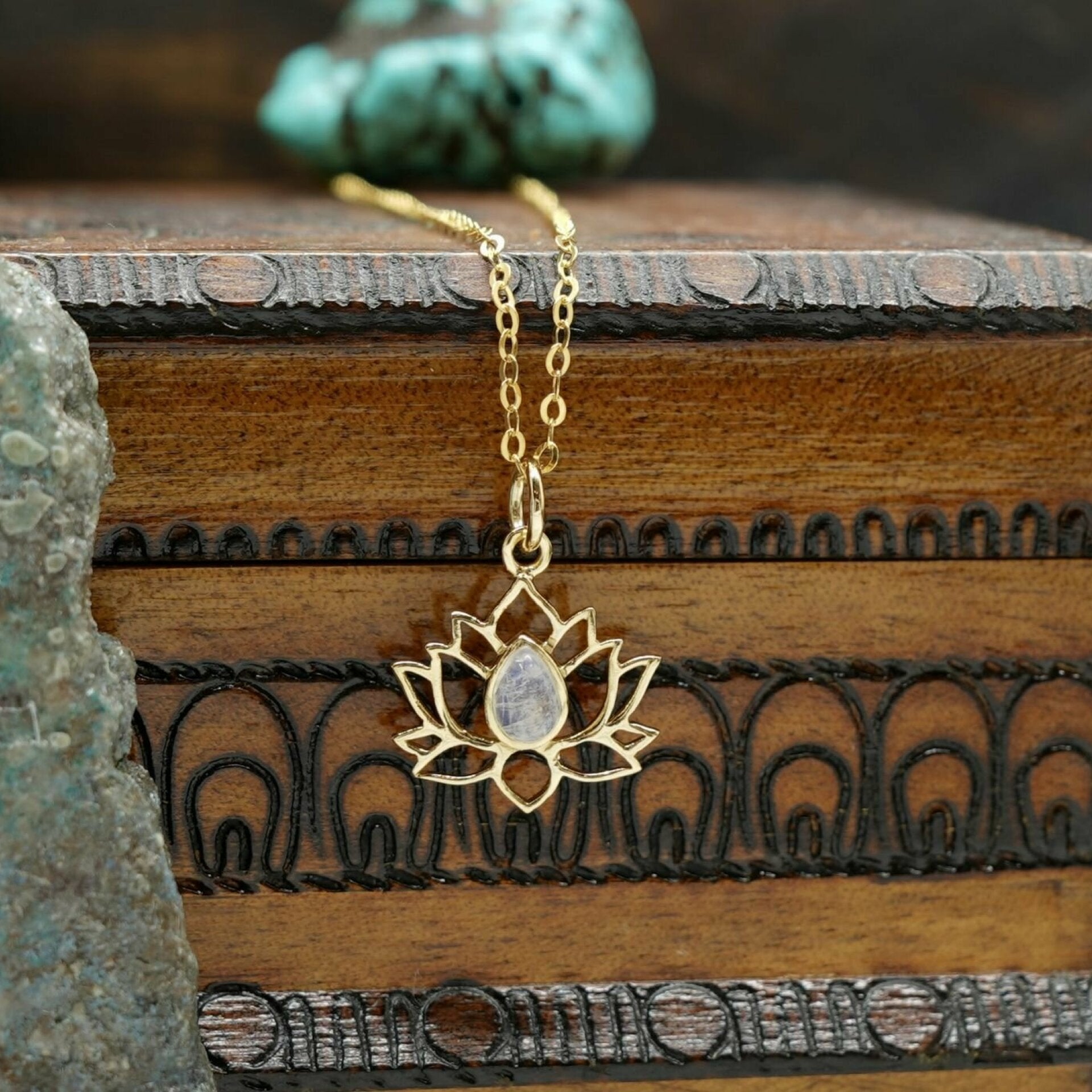 lotus kette, mondstein schmuck, mondstein-schmuck,
mondsteinschmuck, mondstein kette, mondstein anhänger, mondstein kettenanhänger, kette lotus, lotus kette gold 