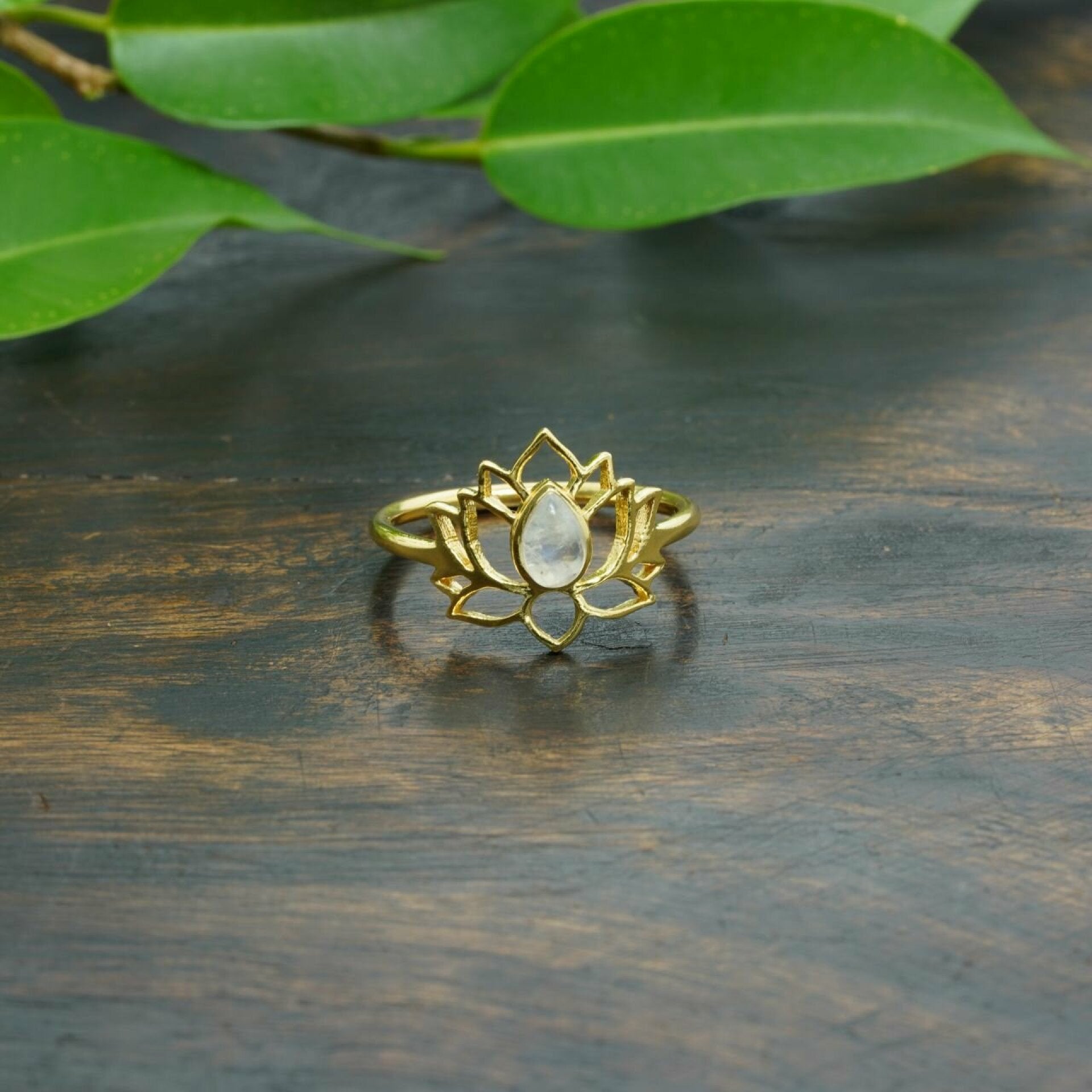 mondstein ring, mondstein ring gold, edelstein ring, gold ring, ring aus mondstein, ring mondstein, lotus ring, lotus hurit ring, vergoldeter ring

