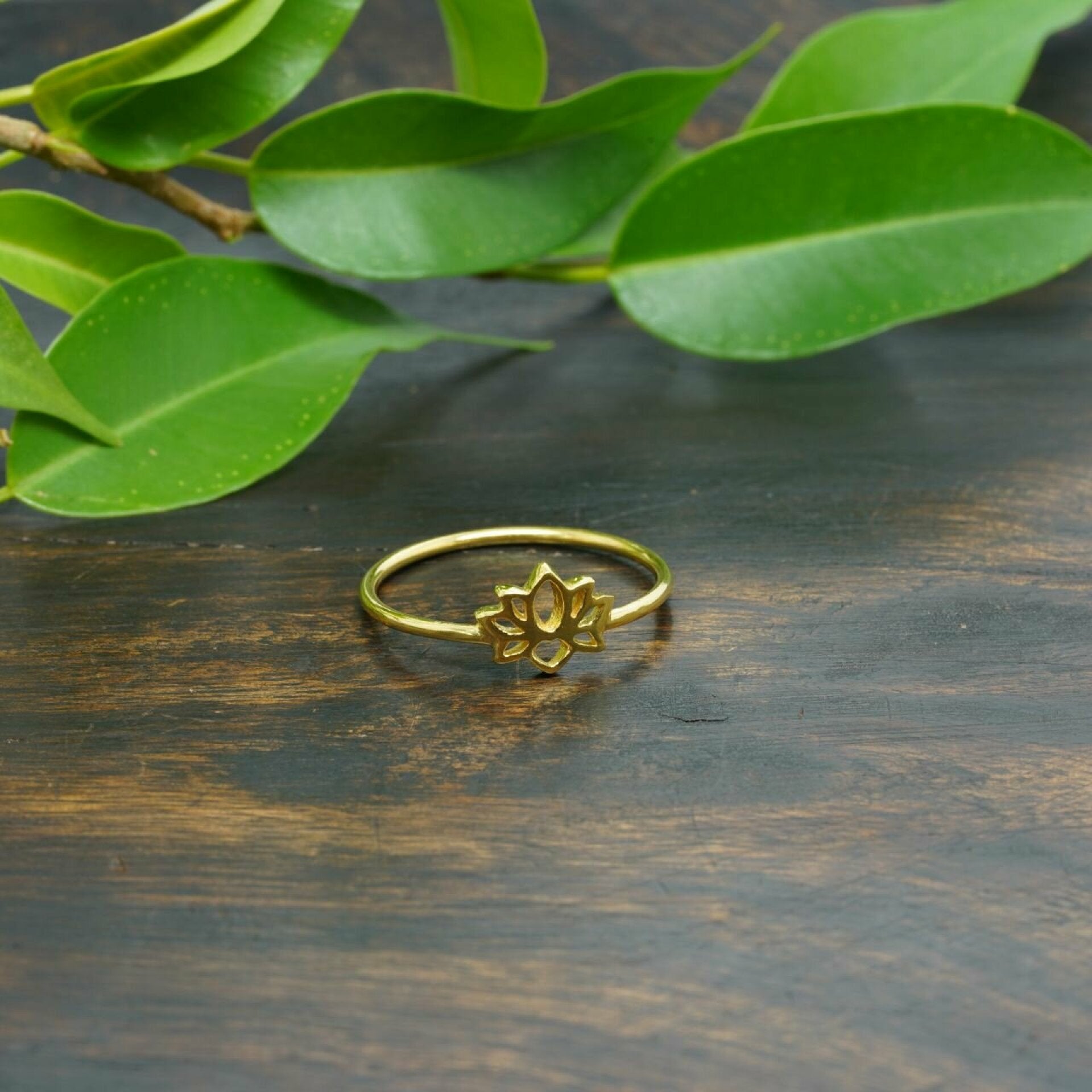 lotus ring, lotus flower ring gold, lotus am ring, ring vergoldet, vergoldeter ring, goldener ring schmuck