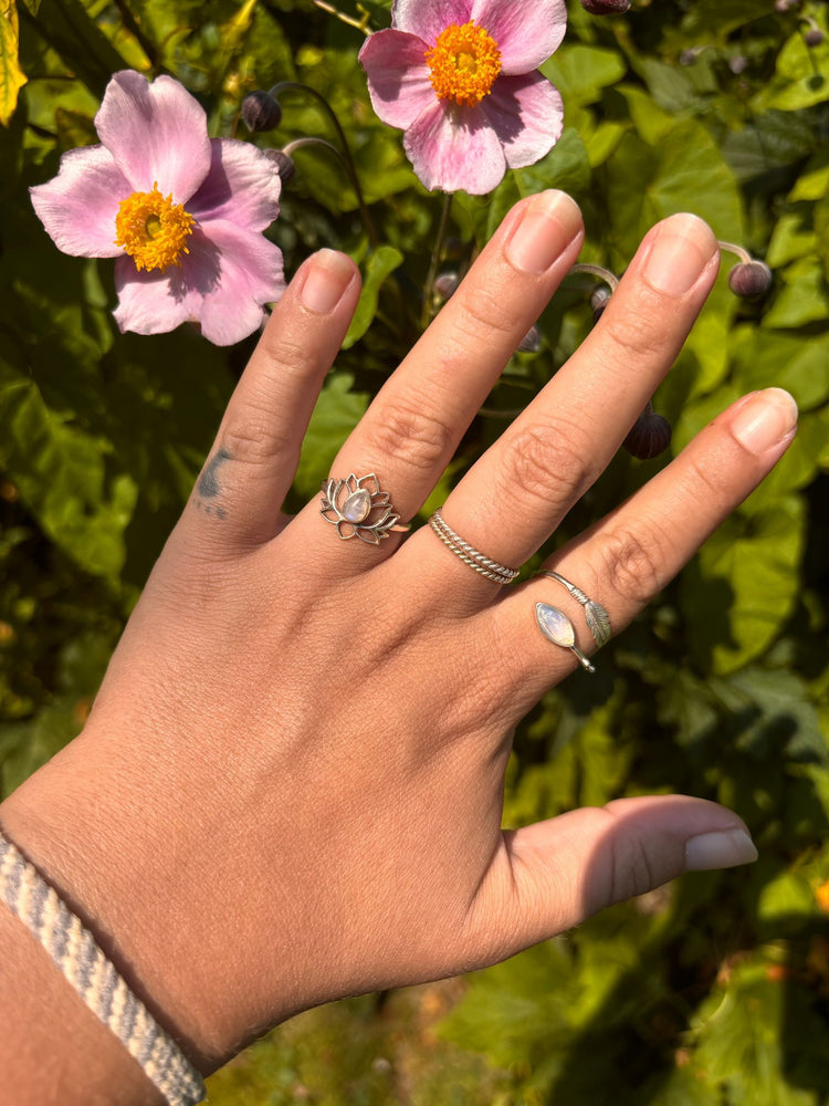 Lotus Ring, Ringe, Frau trägt Edelstein Ringe, schmuck online shop