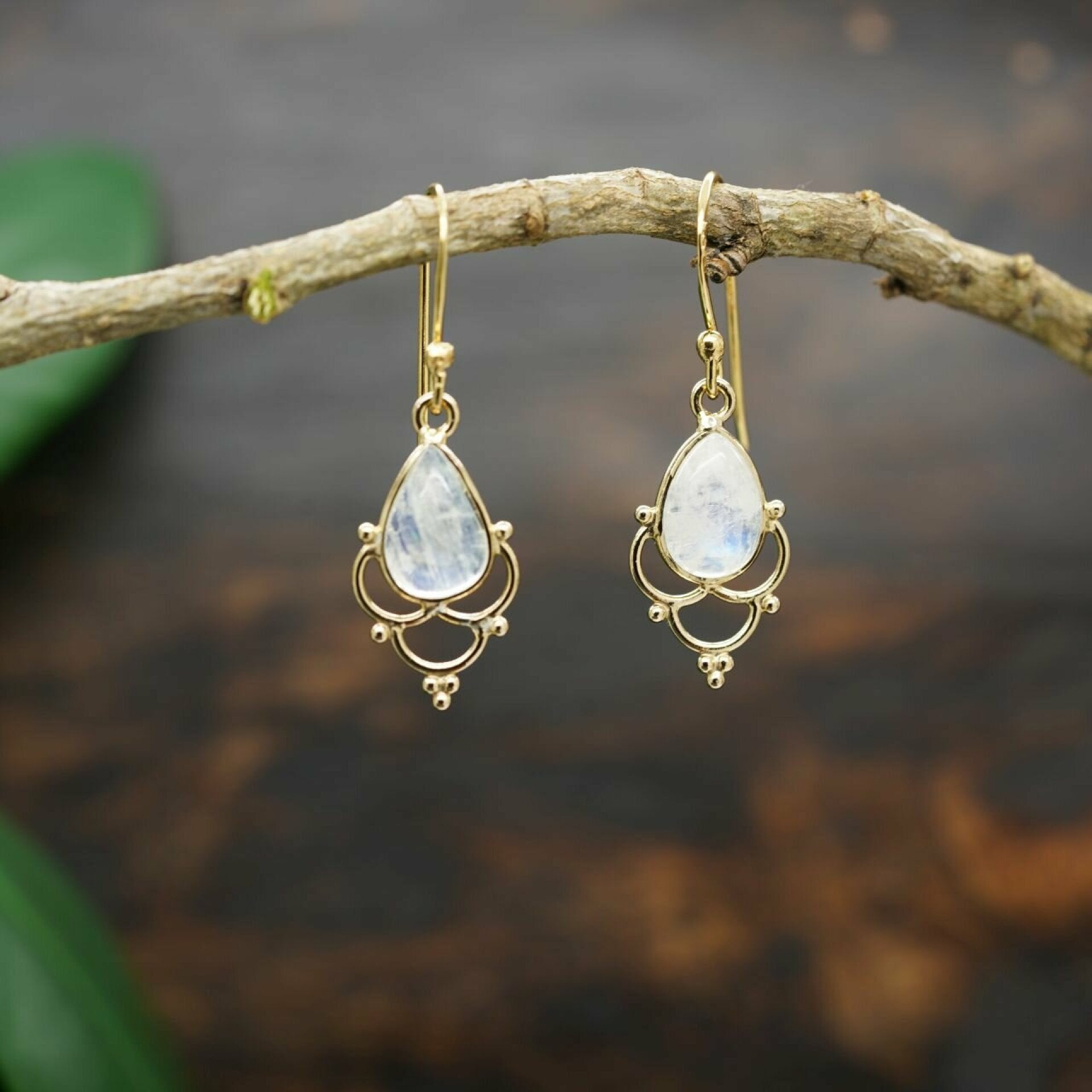 ohrringe mit mondstein, Mondstein Ohrringe, ohrringe gold mondstein, ohrringe mondstein, edelstein ohrringe, ohrringe edelstein, ohrringe gold mit edelstein, macawi ohrringe
