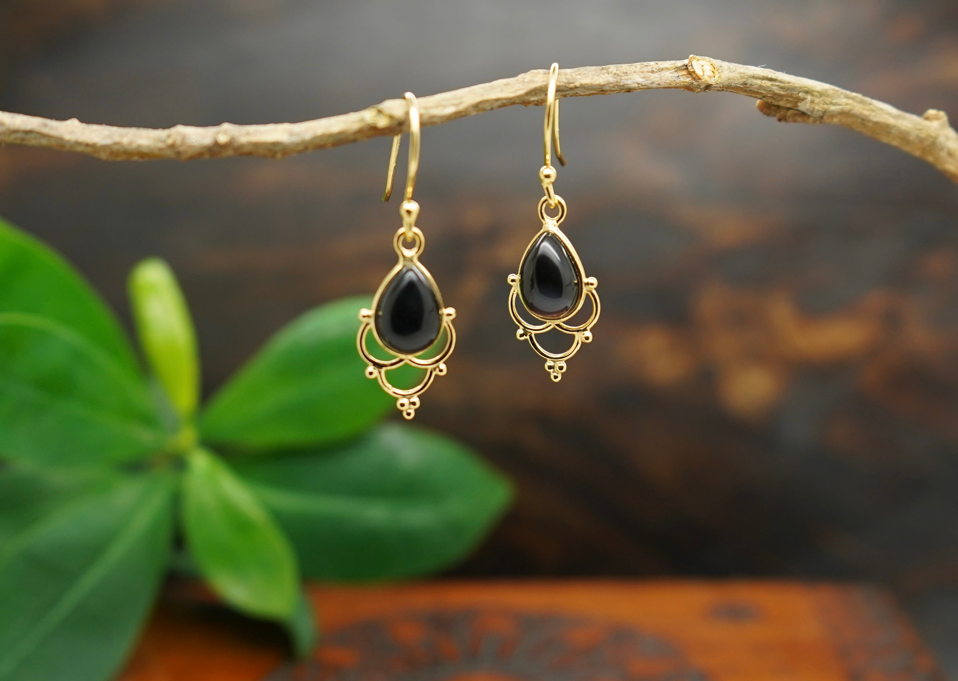 onyx ohrringe, onyx ohrringe hängend, gold ohrringe mit onyx, onyx ohrringe gold, edelstein ohrringe, ohrringe edelstein, macawi ohrringe, ohrringe gold

