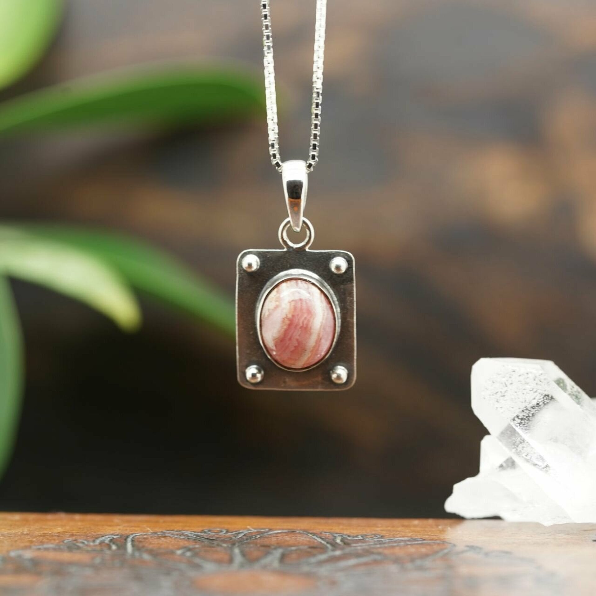 rhodochrosit kette, rhodochrosit kette kaufen, edelstein kette, kette mit edelstein, schmuck kette edelstein, kette mit edelstein anhänger, edelstein-kette silber