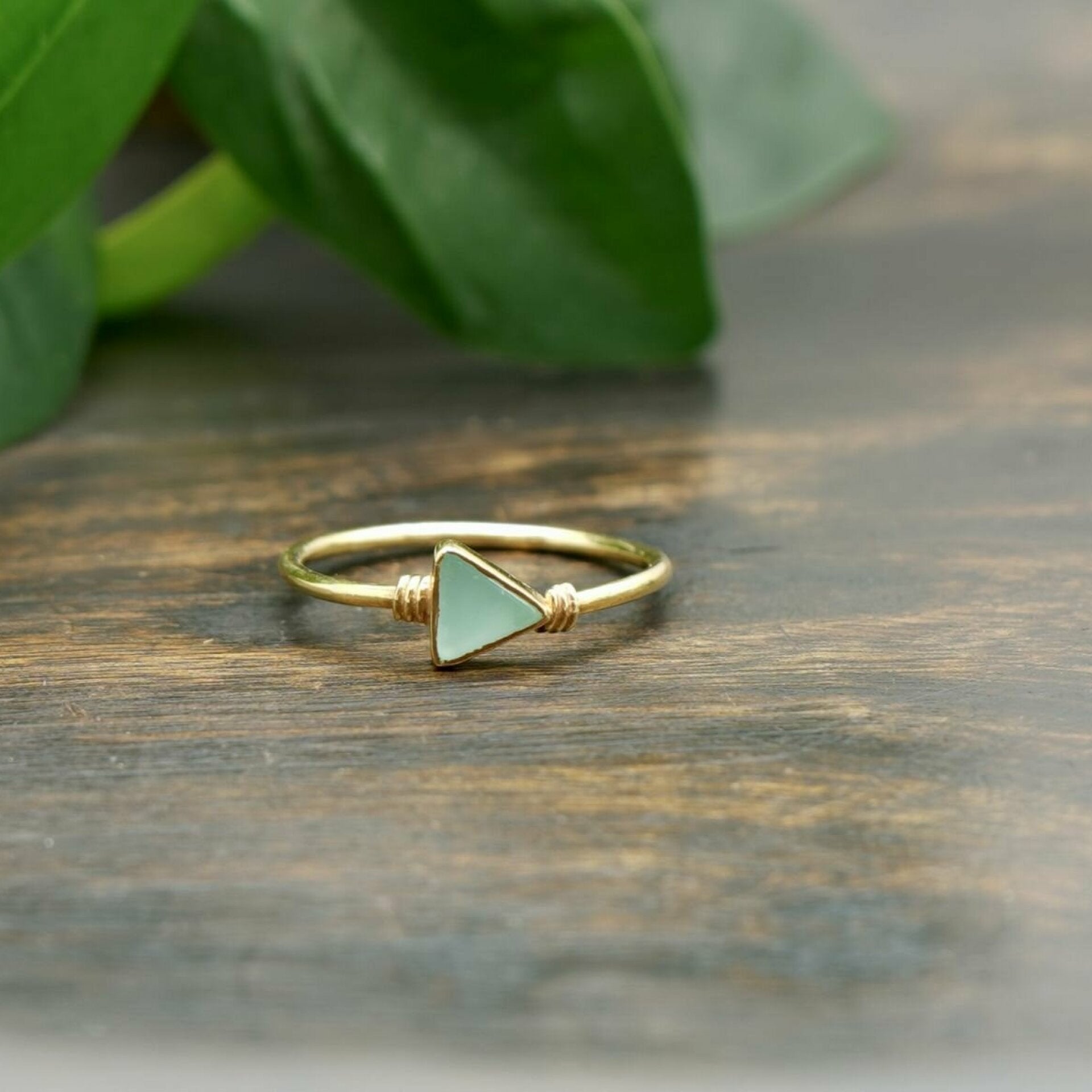 chalcedon ring, blauer chalcedon ring, chalcedon ring gold, ring mit chalcedon, maka ring, gold ring, edelstein ring, ring dreieck
