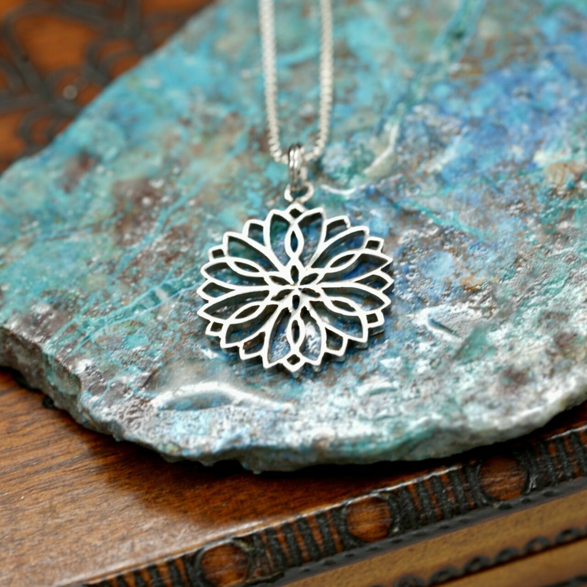 mandala kette, kette mandala silber, mandala anhänger mit kette, mandala kette silber, mandala anhänger, mandala anhänger silber
