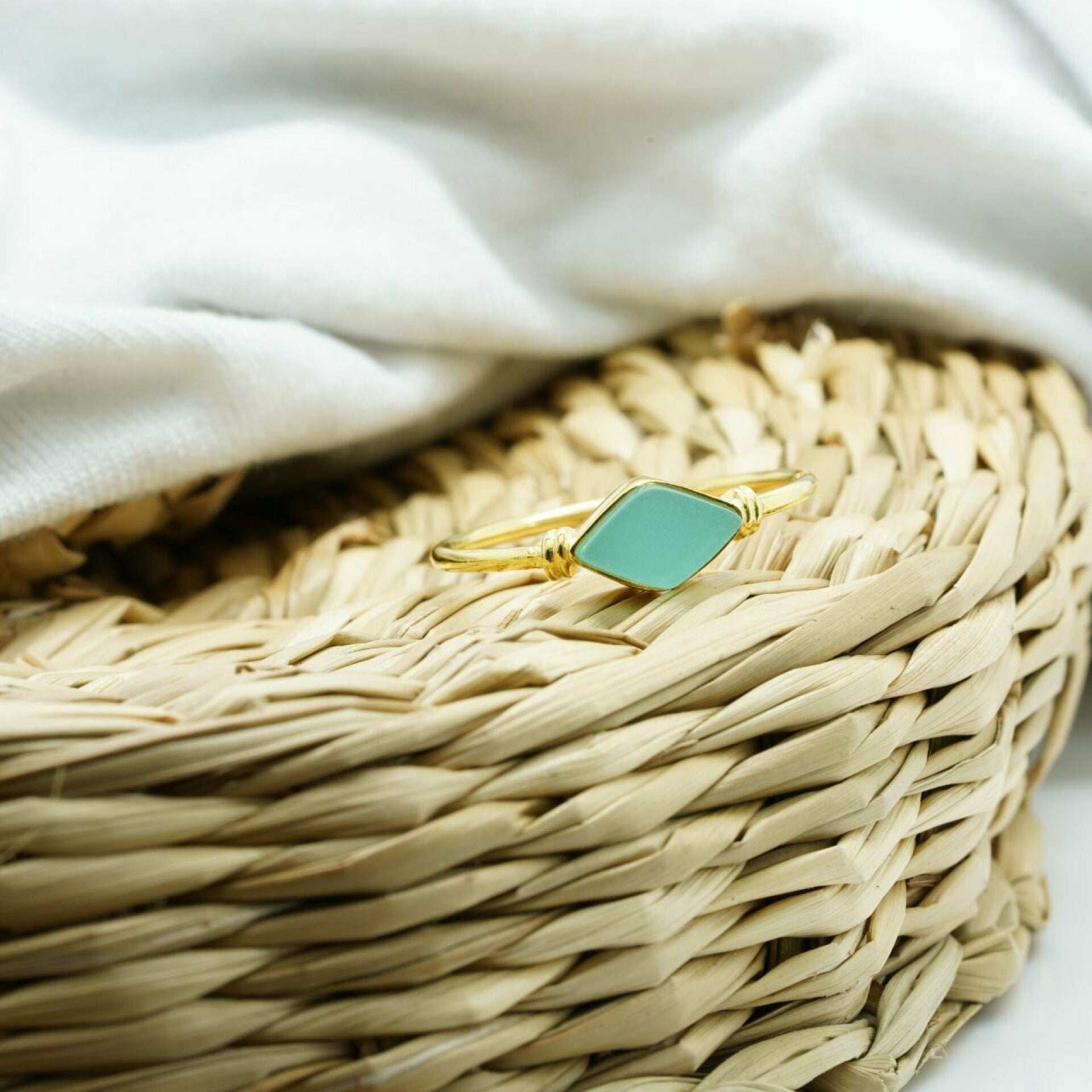 chalcedon ring, blauer chalcedon ring, chalcedon ring gold, ring mit chalcedon, minal ring, vergoldeter ring, edelstein ring
