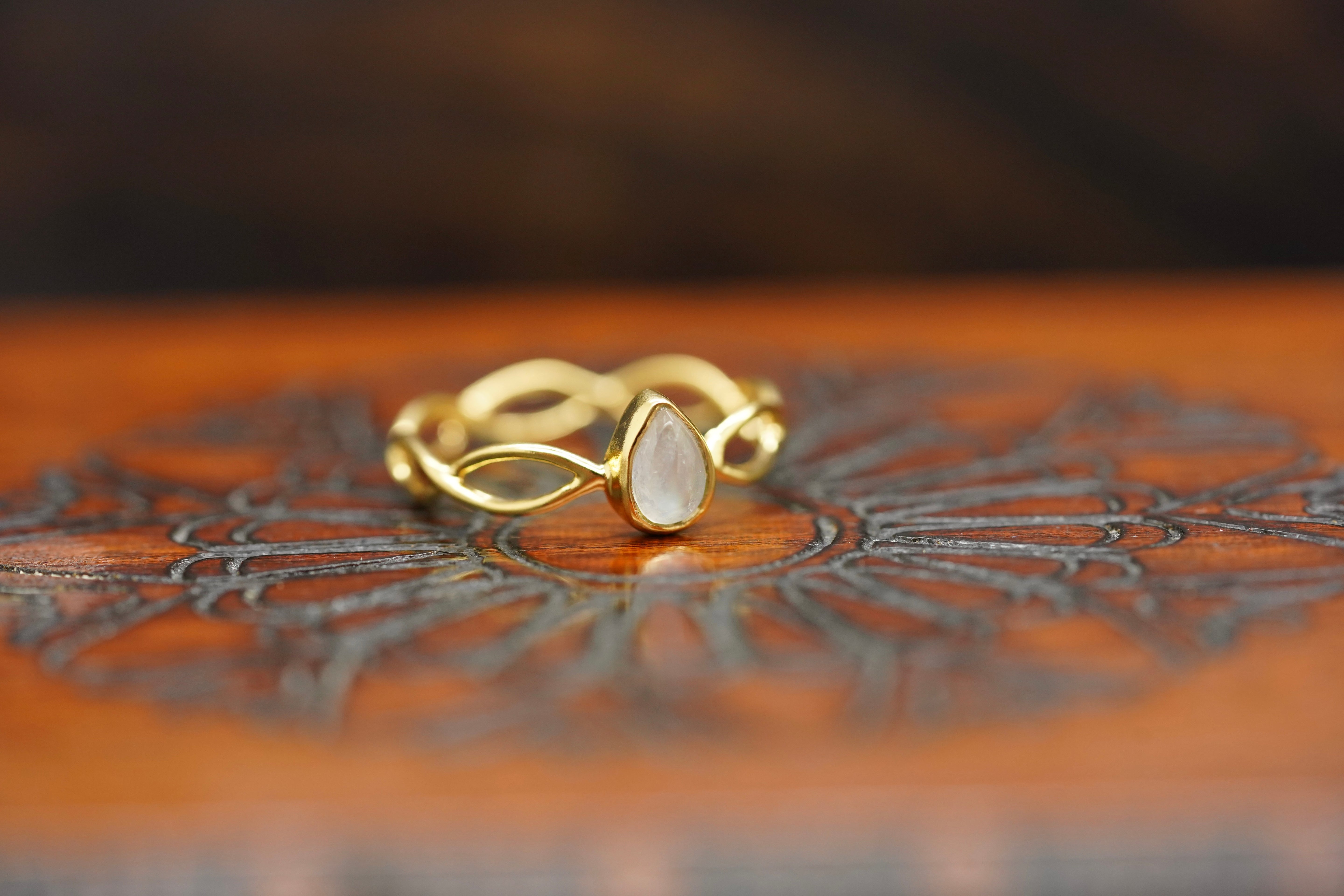 mondstein ring, mondstein ring gold, edelstein ring, nokomi Ring, ring aus mondstein, Edelstein ring, ring mondstein, ring vergoldet, vergoldeter ring
