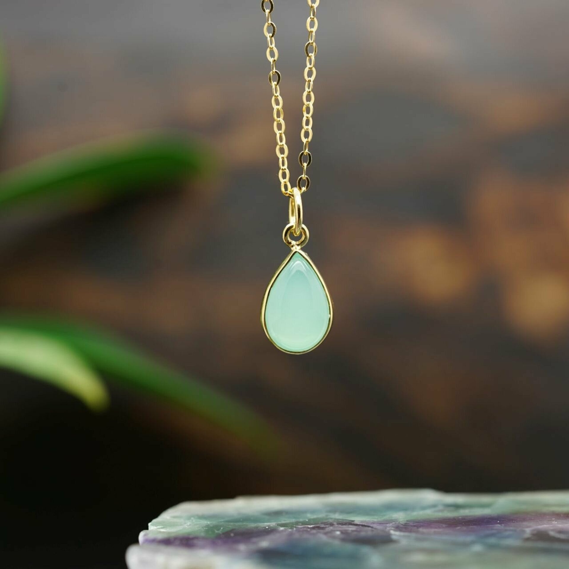 kette chalcedon, chalcedon kette, chalcedon hellblau kette, chalcedon anhänger, chalcedon anhänger gold, edelstein kette, kette mit edelstein, schmuck kette edelstein, kette mit edelstein anhänger, onida kette
