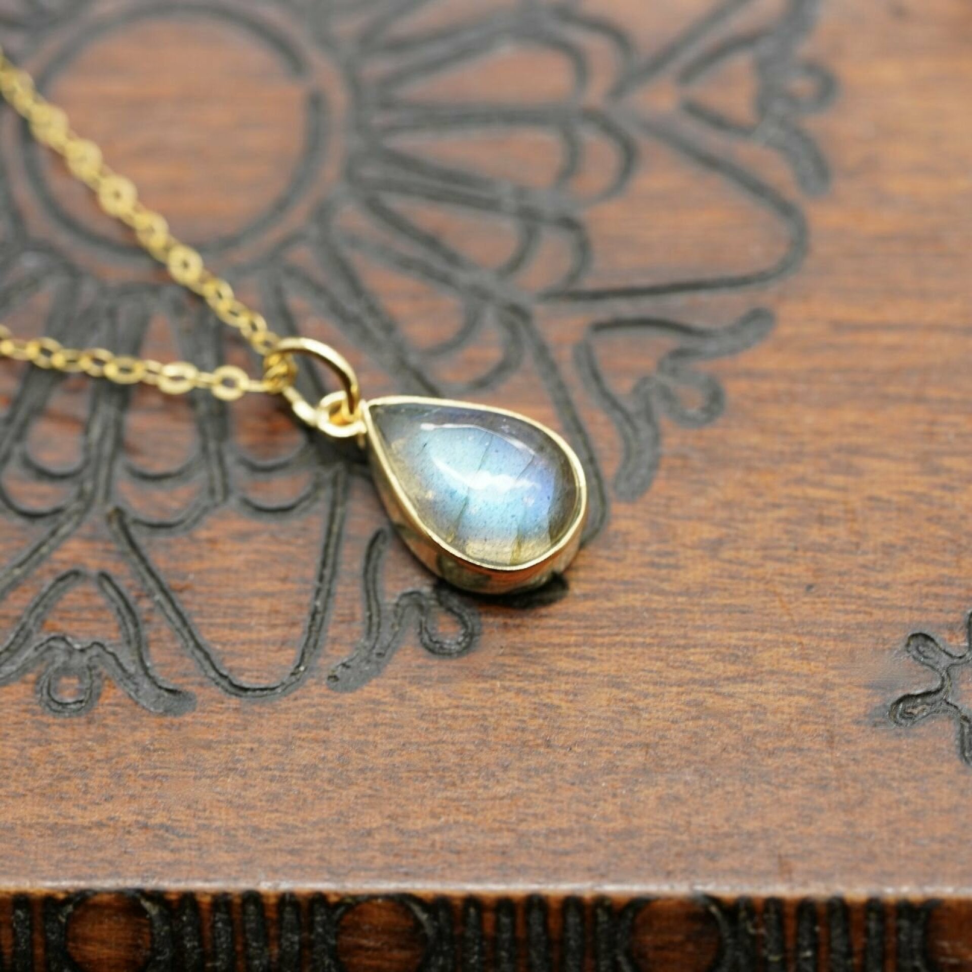 labradorit kette, labradorit anhänger, labradorit anhänger gold, labradorit schmuck, labradorit blau schmuck, kette labradorit, labradorit kette gold, edelstein kette, kette mit edelstein, schmuck kette edelstein, onida kette
