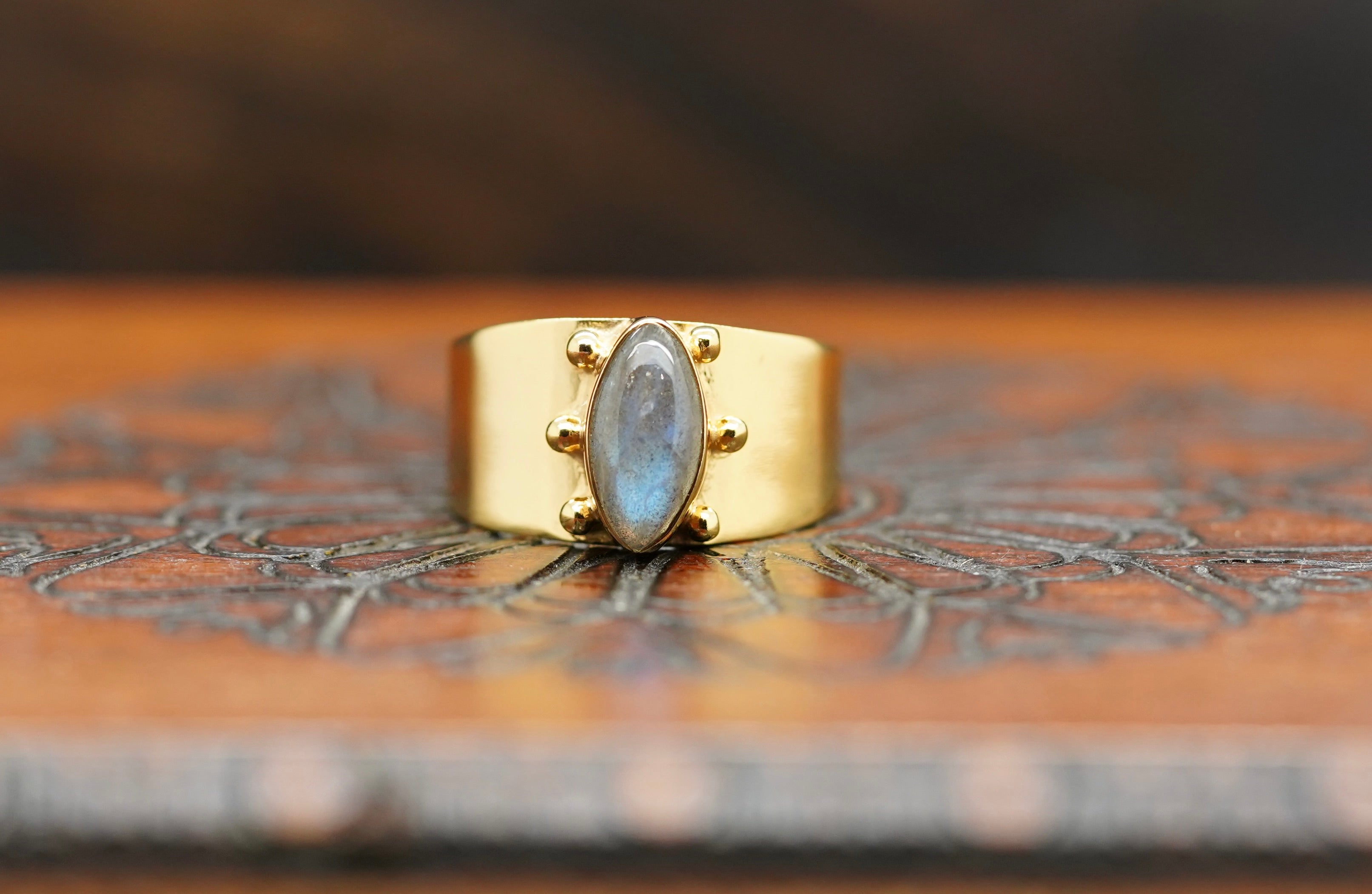 labradorit ring, ring labradorit, labradorit schmuck, saba ring, edelstein ring, ring vergoldet, vergoldeter ring
