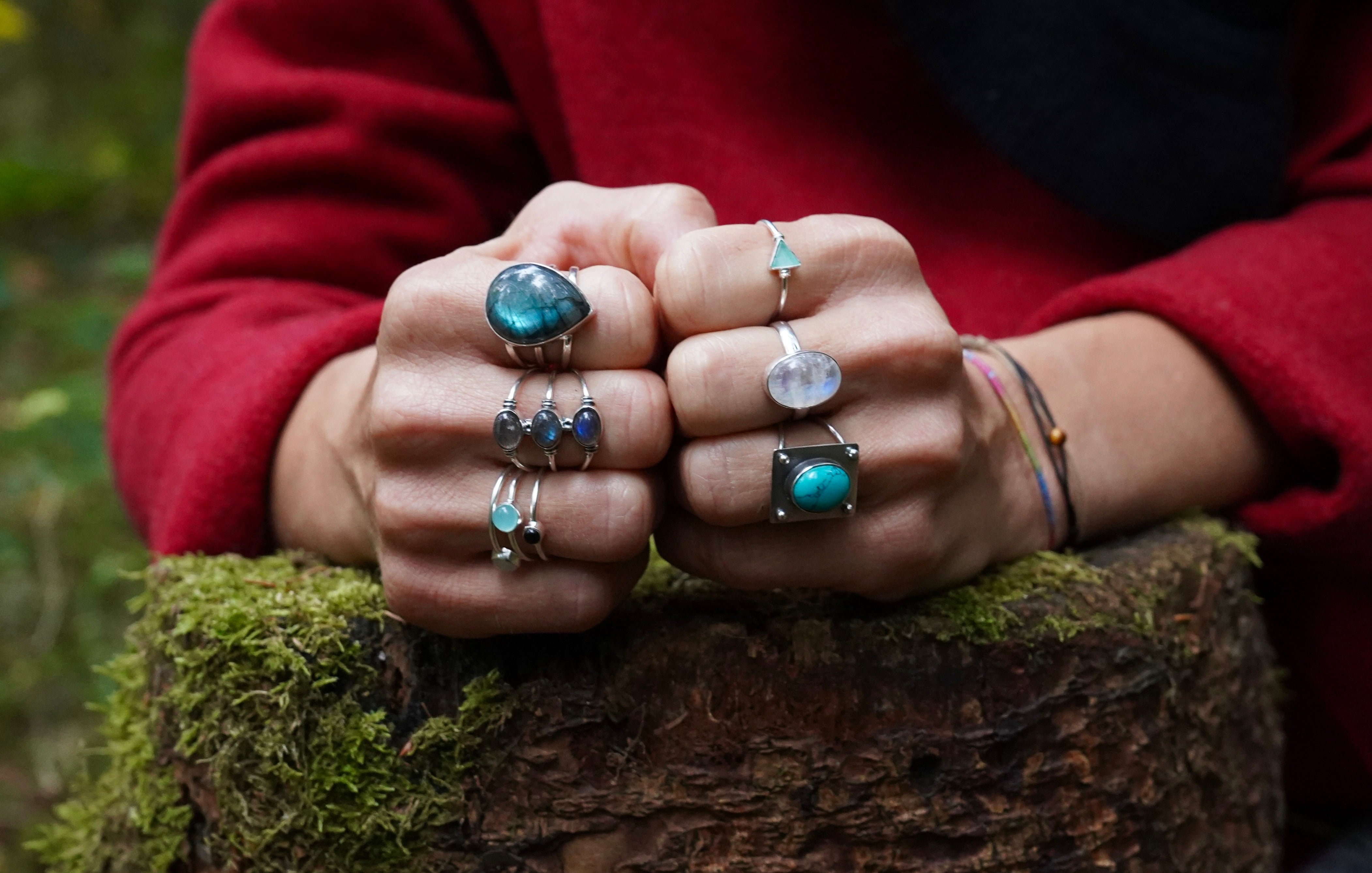 heilstein ring, edelstein ring, hand mit ringe
