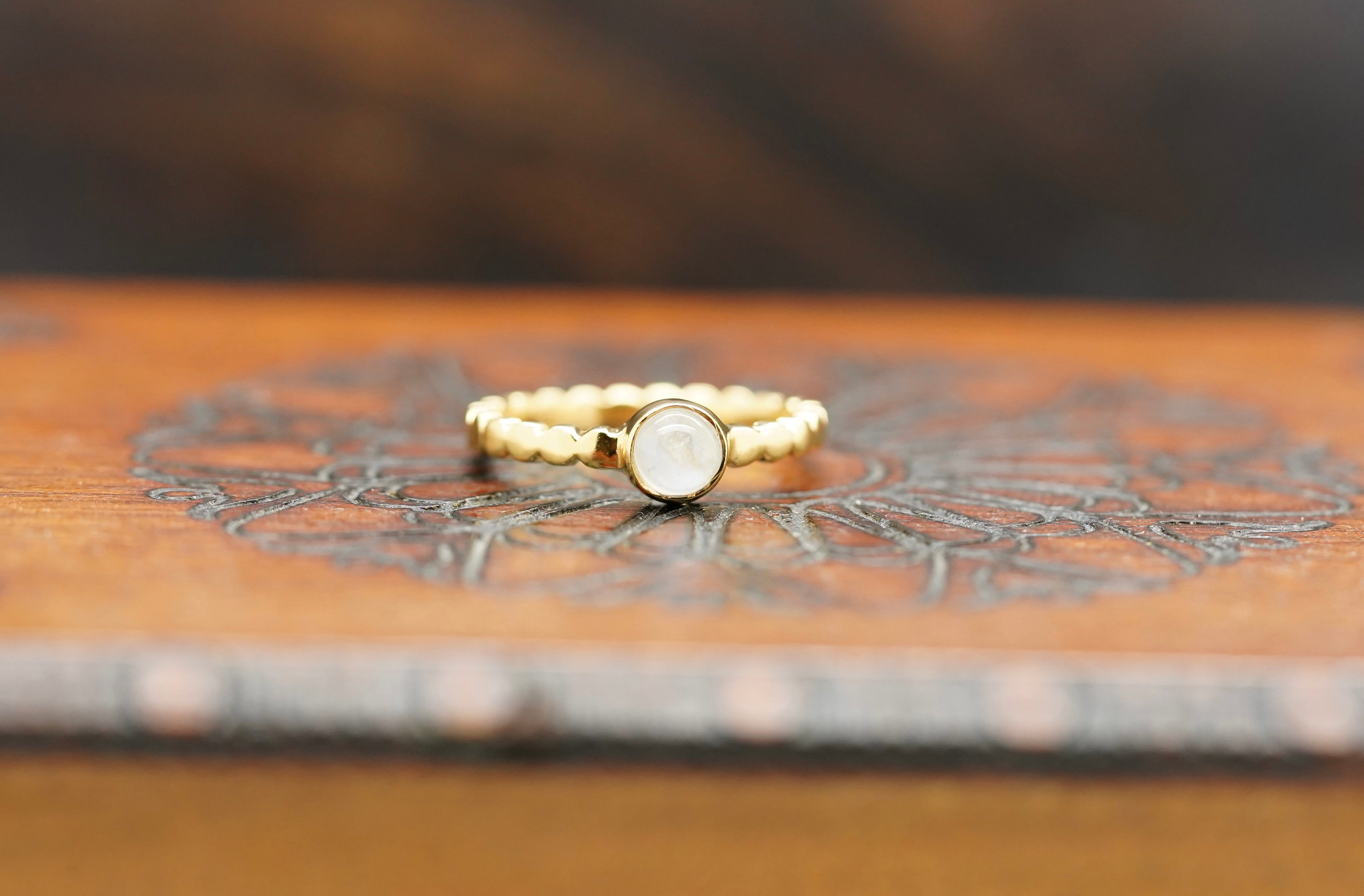 mondstein ring, mondstein ring gold, edelstein ring, waki Ring, ring aus mondstein, edelstein ring, ring vergoldet, vergoldeter ring